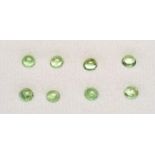 Acht Tsavorite, zus. ca. 4 ct. Runde Cabochons, D. ca. 4,2 mm.