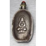 Snuffbottle mit Guanyin-Bildnis. Silber, geprüft. Oval geformt mit abgesetzten, gewölbten