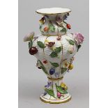 Vase, Meissen. Balusterform, gefußt. Umlaufend reliefiertes Korbgeflecht und vollplastische, bunt