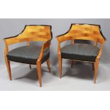 Paar Art Deco-Sessel. Birke mit ebonisierten Zierleisten. Vierkantspitzbeine, in sehr breite,