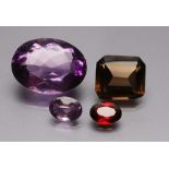 Vier ungefasste Edelsteine: Zwei oval facettierte Amethyste, 19,7 bzw. 1,55 ct; oval facettierter