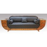 Großes Art Deco-Sofa. Birke mit ebonisierten Zierleisten. Schlichte Form mit vier Schüben in den