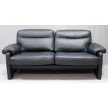 Sofa "DS-70/23", De Sede. Schwarzer Lederbezug "Living Paris". Stoffunterseite mit DeSede-Logo und