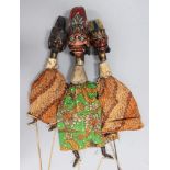 Drei Wayang Golek-Puppen. Holz, Stoff und Farben. Stabpuppen mit polychrom bemalten Köpfen von