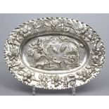 Ovale Schauplatte. 13 Lot Silber, 210 g. Getriebener Rand mit floralem Dekor und Bandwerk. Im