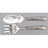 Jugendstil-Vorlegegabel und Messer. Floral reliefierte Silbergriffe. Ziselierte Metallzinken und -