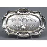 Jugendstil-Tablett. 925/000 Sterlingsilber, 412 g. Passig gebogte Form. Florales Ornamentdekor im