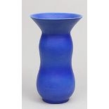 Heymann-Loebenstein, M. Art Deco-Vase. Steingut mit mattblauer Glasur. Doppelt gebauchte Wandung mit