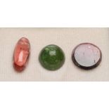 Drei Turmaline, zus. 22,28 ct. Verschiedene Farben. 1x ovales Cabochon, 5,89 ct.; 1x rundes