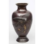 Balustervase. Bronze, kupferfarben patiniert. Die Wandung mit fein gearbeitetem, hohen Relief