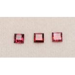 Drei Rhodolite, zus. 1,2 ct. Je im Karreeschliff, D. 4 mm.