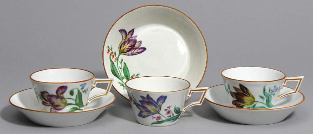 Sechs Tassen mit Untertassen, Meissen. Konische Form. Verschiedene, bunt gemalte Tulpen mit