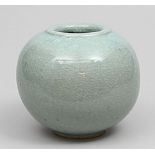 Lee, Young-Jae (geb. 1951 Seoul) Vase. Keramik, grüne Craquelé-Glasur. Gebauchte Form mit