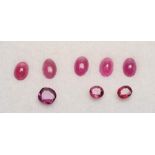 Acht Rubine, zus. 4,29 ct. 5 ovale Cabochons, zus. ca. 3 ct.; 2x oval facettiert, zus. 0,68 ct.