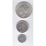 Niederlande, Wilhelmina I.: 25 Cent und 1 Gulden 1897 sowie 2 1/2 Gulden 1939. ss-vz.