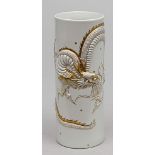 Art Deco-Vase. Porzellan. Zylindrische Wandung mit umlaufendem Drachenrelief, in Gold abgesetzt.