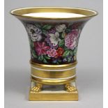 Biedermeier-Vase. Glockenform mit vier Klauenfüssen auf quadratischem Sockel. Umlaufender bunt