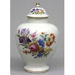 Deckelvase, Meissen. Eiförmige Laibung, schauseitig mit bunter Blumenbouquetmalerei, Goldränder.