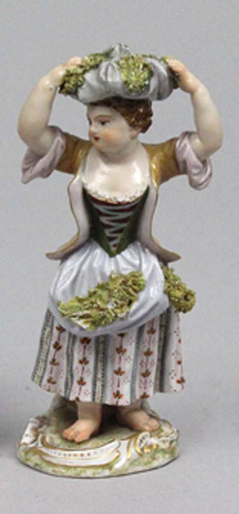 Skulptur "Gärtnerkind", Meissen. Mädchen mit Moosflechten in Schürze und gewickeltem Tuchbündel