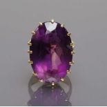 Damenring. 750/000 GG, brutto 12,2 g. Besetzt mit großem, oval facettierten Amethyst (D. 24x 13