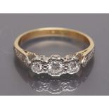 Art Deco-Diamantring. 18 kt. GG und Platin, geprüft, brutto 2,3 g. Besetzt mit drei Diamanten im