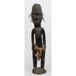 Figur, Sepik. Dunkel gefärbtes Holz. Stehende Ahnenfigur von schlanker Gestalt, die Augen mit