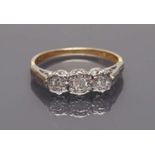 Art Deco-Diamantring. 18 kt. GG und Platin, brutto 2 g. Besetzt mit drei Diamanten im Altschliff,