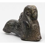 Sphinx. Oberteil einer schreitenden Sphinx aus braun-schwarzem, polierten Stein. Im Nacken ein