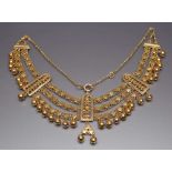 Collier. 18 kt. GG, 33,7 g (Federringschließe aus 333/000 GG erg.). Mehrfach gestuftes Mittelteil