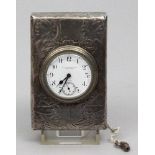 Jugendstil-Uhr, Amerika. 925/000 Sterlingsilber-Gehäuse mit floralem Reliefdekor. Verglastes, weißes
