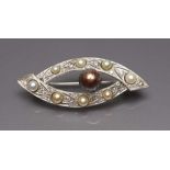 Art Deco-Brosche mit Naturperle und Diamanten. 585/000 WG, brutto 6,1 g. Spitzoval mit