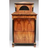 Biedermeier-Schreibschrank. Nussbaum mit ebonisierten Säulen und Zierleiste. Geradliniger,