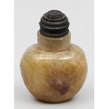 Snuffbottle. Chalzedon. Seitlich gebauchter Korpus mit eingezogenem Hals und sehr tiefer Höhlung.