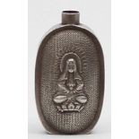 Snuffbottle mit Guanyin-Bildnis. Silber, geprüft. Oval geformt mit abgesetzten, gewölbten