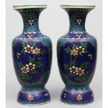 Seltenes Vasenpaar. Cloisonné über cremefarbenem Steinzeug. Schlanke Balusterform. Oberfläche bis