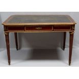 Elegantes "Bureau plat" im Stil Louis XVI. Mahagoni mit reichen Messingzierbeschlägen in Form von