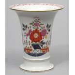 Vase, Meissen. Trompetenform. Bunt gemaltes "Tischchen-Muster", Golddekor. Schwertermarke Meissen,