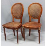 Paar Stühle. Maserholz mit vergoldeten Messingrosetten. Sitz und medaillonförmige Rückenlehne mit