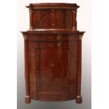 Biedermeier-Eckschrank. Mahagoni mit geschnitzten und vergoldeten Verzierungen. Zweitüriger,