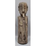 Hampadong-Figur, Dayak. Graues, verwittertes Eisenholz. Stehender Torso eines Mannes mit ovalem Kopf