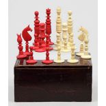 Biedermeier-Schachspiel. 33-teilig. Bein, gedrechselt und teils rot gefasst. Gebrauchsspuren. 19.