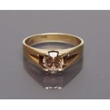 Brillantring. 14 kt. GG, brutto 3,6 g. Besetzt mit cognacfarbenem Brillant, ca. 0,75 ct., brown/