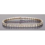 Riviere-Brillantarmband. 14 kt. WG, brutto 14,3 g. Besetzt mit 43 Brillanten, zus. 3,8 ct., tcr-cr/