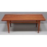 Juhl, Finn (1912-1989) Tisch, so genannter "Coffee Table". Teakholz. Gebrauchsspuren. Design Finn