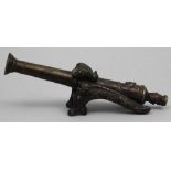 Miniatur-Kanone, wohl Borneo. Bronze mit verschiedenfarbiger Patina. Altersspuren. Wohl Borneo,