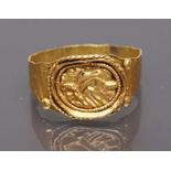 Antiker Goldring. 21,6 kt. GG, geprüft, 2,6 g. Einfaches Goldband, zur Mitte hin verbreitert,