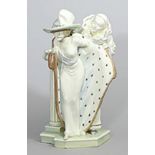 Große Jugendstil-Skulpturengruppe "Pierrot und Dame". Fayence. Bunt bemalt. Best., seitlich Bohrung,