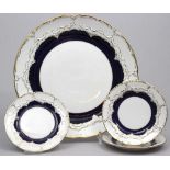 Drei Gebäckteller und Kuchenplatte, Meissen, "B-Form". Glanzgoldkonturen und teils kobaltblauer