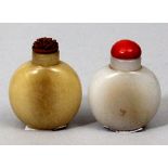 Zwei Snuffbottles. Weißes und gelbliches Glas. Gebauchte Form. Schöne Gebrauchspatina (1x