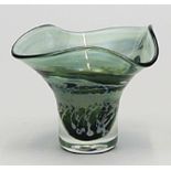 Coleman, Robert Künstler-Vase. Farbloses Glas mit farbigen Einschmelzungen. Boden mit Vibrogravur